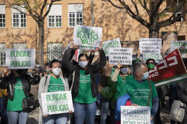 Archivo - Concentración de las AMPA de colegios públicos contra la supresión de unidades de Educación Infantil de tres años ante la Delegación Territorial de Educación en Sevilla, el pasado 23 de marzo de 2021