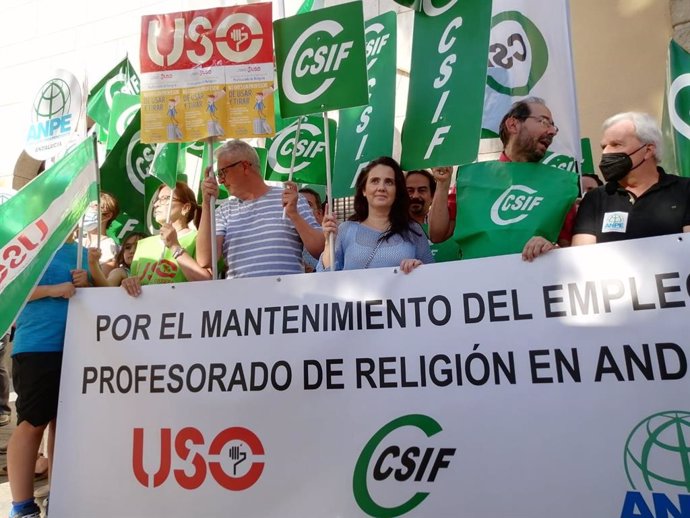 Cientos de andaluces movilizados para pedir a la Junta "compromiso firme" y que maestros de religión "no pierdan horas"