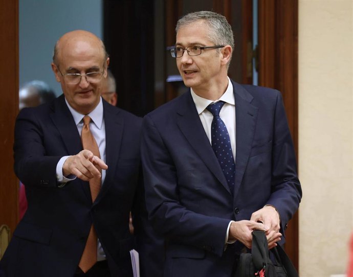 El gobernador del Banco de España, Pablo Hernández de Cos (d),  a su llegada a una comisión de Asuntos Económicos y Transformación Digital, a 1 de junio de 2022, en Madrid (España). Esta comisión acoge la comparecencia del Gobernador del Banco de España