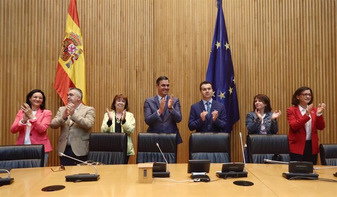 (I-D) La secretaria general del PSOE, Rafaela Crespín; el secretario de Organización del PSOE, Santos Cerdán; la presidenta del PSOE, Cristina Narbona; el presidente del Gobierno, Pedro Sánchez; el portavoz del PSOE en el Congreso, Héctor Gómez; la vice