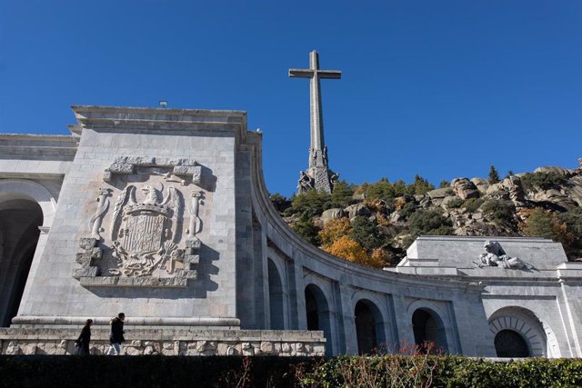 Archivo - El escudo de los Reyes Católicos esculpido en el complejo monumental del Valle de los Caídos, a 17 de noviembre de 2021, en San Lorenzo de El Escorial, Madrid (España). 