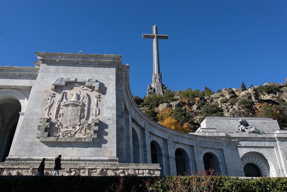 Archivo - El escudo de los Reyes Católicos esculpido en el complejo monumental del Valle de los Caídos, a 17 de noviembre de 2021, en San Lorenzo de El Escorial, Madrid (España).