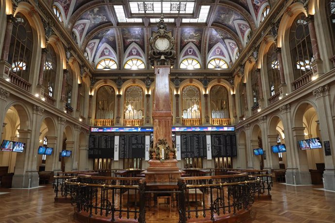 Archivo - Interior del Palacio de la Bolsa, a 22 de abril de 2022, en Madrid (España). El Ibex 25 ha iniciado la sesión de este viernes con una caída del 1,34%, lo que le ha llevado a situarse en los 8.696, 9 enteros. La caída se ha producido tras los c