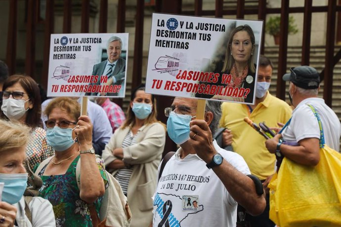 Archivo - Víctimas y familiares del accidente ferroviario de Angrois (Santiago), durante una manifestación para reclamar una investigación independiente sobre las causas del siniestro ferroviario, a 24 de julio de 2021, en Santiago de Compostela, A Coru