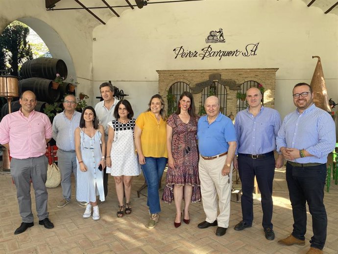 Araceli Cabello (centro), en las Bodegas Pérez Barquero.