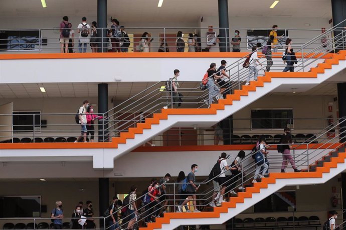 Archivo - Estudiantes en la Facultad de Ciencias Económicas y Empresariales el día del comienzo de los exámenes de selectividad 2021.