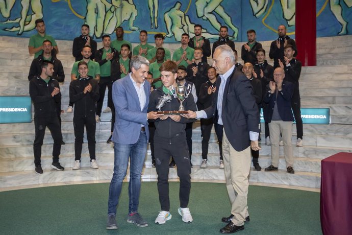 El vicepresidente y consejero, Pablo Zuloaga, y el director territorial de RNE, Jaime Aja, entregan el trofeo 'Chisco' a Pablo Torre.