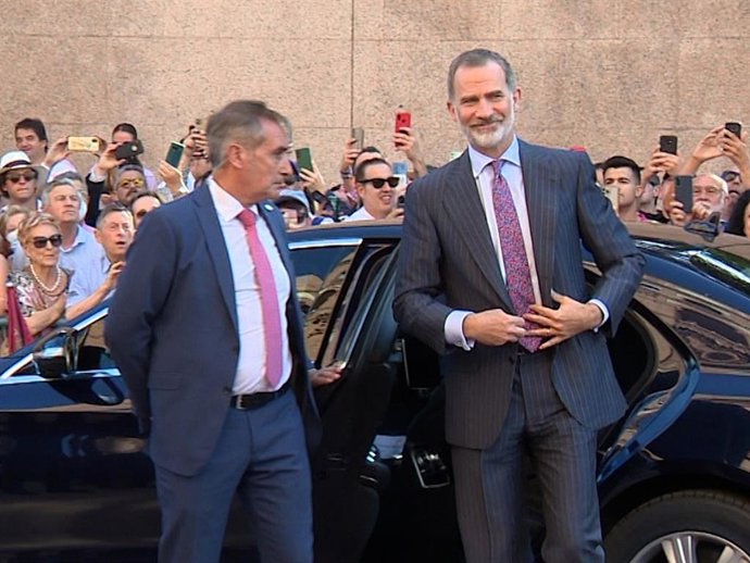 Aplausos y gritos de apoyo al Rey Felipe VI en la tradicional Corrida de Beneficencia