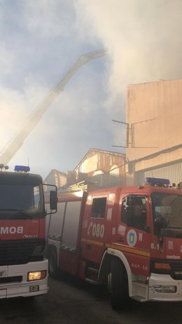 Bomberos trabajan en un incendio en Málaga