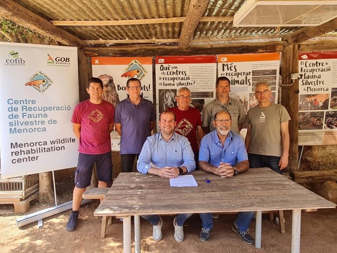 El conseller de Medio Ambiente y Territorio, Miquel Mir, en la prórroga del convenio entre el Cofib y GOB Menorca.