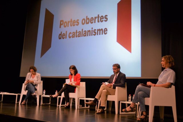 La portavoz del PSC en el Parlament, Alícia Romero, la de ERC, Marta Vilalta, el vicepresidente de Junts, Josep Rius y la líder de los comuns en el Parlament, Jéssica Albiach, en un debate de la plataforma Portes Obertes del Catalanisme