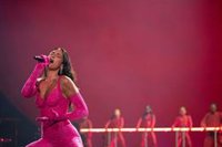 Dua Lipa inicia con 'Physical' su concierto en Barcelona en un Palau Sant Jordi con 'sold out'