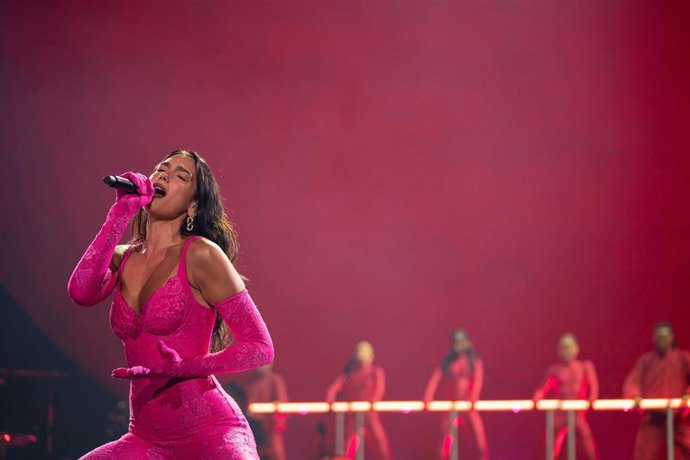La cantante británica Dua Lipa en un concierto en el Palau Sant Jordi de Barcelona