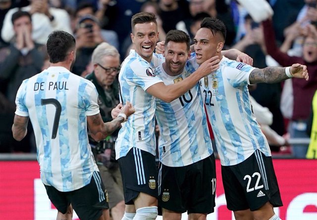 Messi, rodeado por sus compañeros tras el 0-1 en la 'Finalissima' de Wembley
