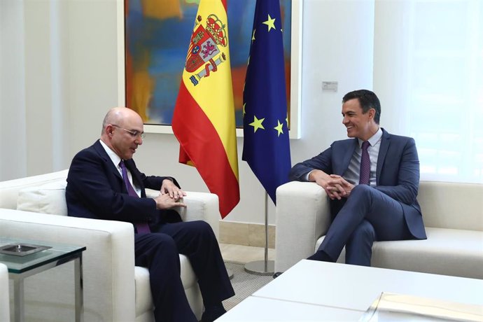 El presidente del Gobierno, Pedro Sánchez, se reúne con el presidente de Investcorp, Mohammed Alardhi en La Moncloa