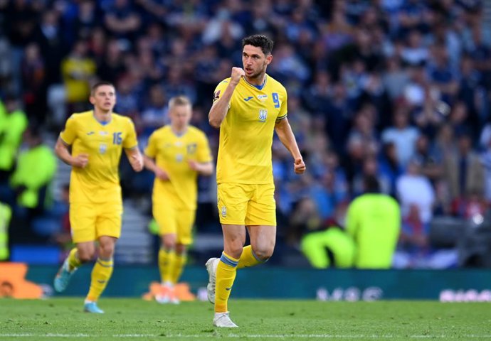 01 June 2022, United Kingdom, Glasgow: Ukraine's Roman Yaremchuk celebrates scoring his side's second goal during the FIFA World Cup 2022 Qualifier play-off semi-final soccer match between Scotland and Ukraine at Hampden Park. Photo: Malcolm Mackenzie/P