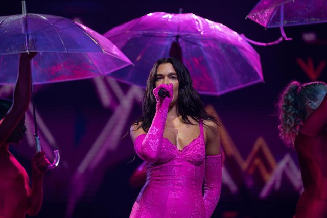 La cantante Dua Lipa actúa en un concierto, en el Palau Sant Jordi, a 1 de junio de 2022, en Barcelona, Catalunya (España). 