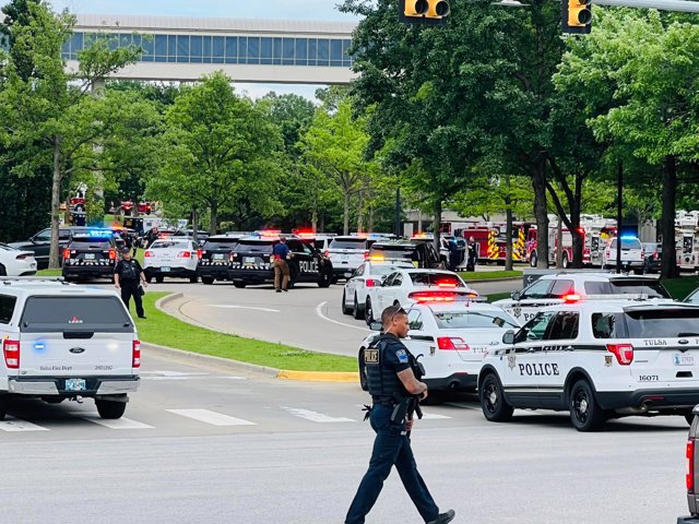 1 de junio de 2022, Tulsa, EE. UU.: Agentes de policía trabajan en la escena del crimen después de disparar a varias personas dentro de un edificio médico de Tulsa.  Cuatro personas, incluido un hombre armado, murieron después de que un hombre armado abrió fuego, dijeron las autoridades. 