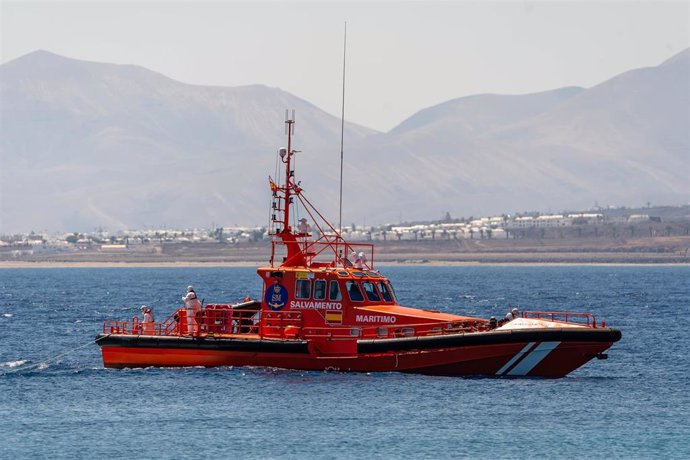 Archivo - Un barco de Salvamento Marítimo, a su llegada al Muelle de La Cebolla con la patera de 34 migrantes, a 1 de septiembre de 2021, en Lanzarote, Islas Canarias (España).