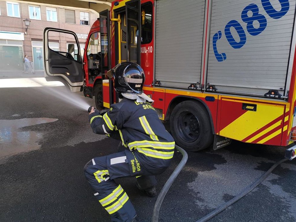 Imagen de archivo de una dotación de bomberos de Sevilla.