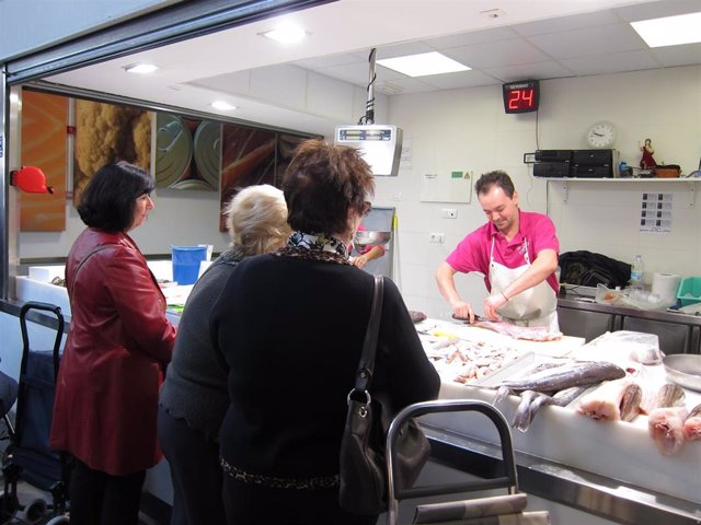 Archivo - Mercado del Carmen, Málaga, puesto, pescado