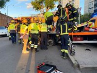 Rescatan al conductor de una grúa tras quedar atrapado al chocar contra un trailer en Villaverde
