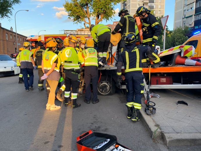 Accidente entre grúa y trailer en Villaverde.