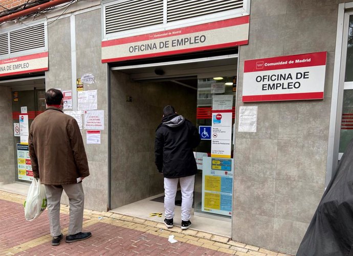 Archivo - Varias personas esperan para entrar en una Oficina de Empleo