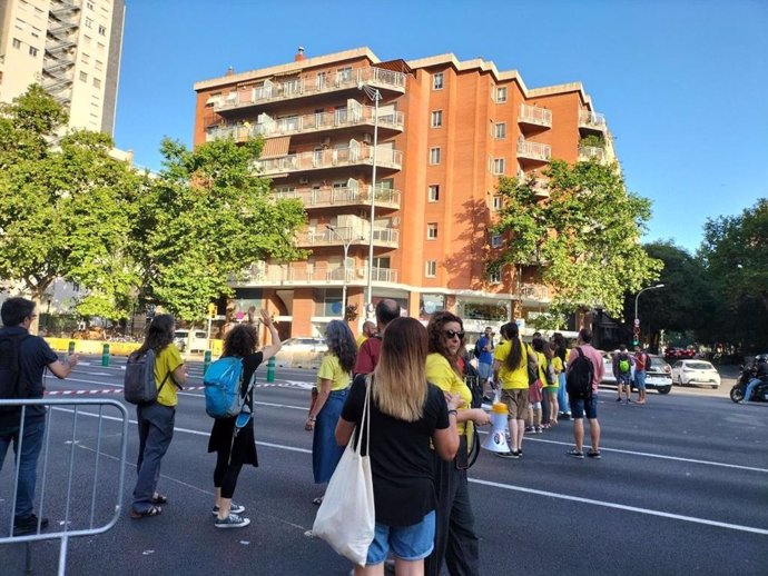 Corte de sindicatos docentes en la Gran Via frente al túnel de las Glries