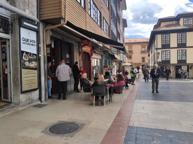 Archivo - Personas en terrazas de bares en el Casco Antiguo de Oviedo, turismo en Semana Santa.