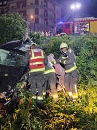 Muere un conductor de 37 años en Islares tras volcar y caer por un terraplén