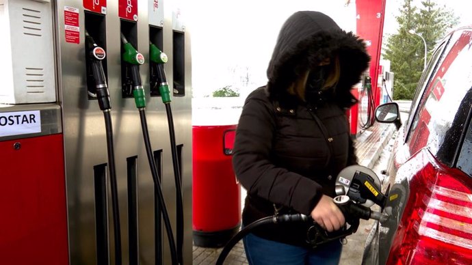 Archivo - Joven repostando en una gasolinera en Murgia (Álava)