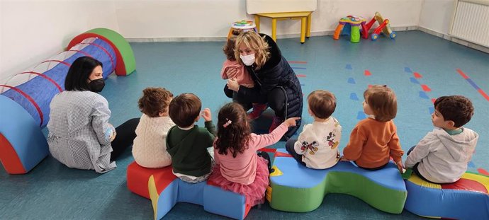 Archivo - La delegada territorial de Educación y Deporte de la Junta de Andalucía en Córdoba, Inmaculada Troncoso, visita la Escuela Infantil San Rafael de Córdoba en una imagen de archivo.