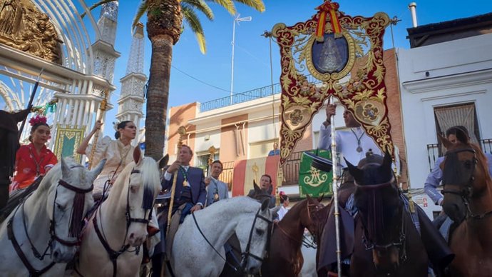 El simpecado de la Hermandad Matriz de Almonte antes de iniciar el camino este miércoles.