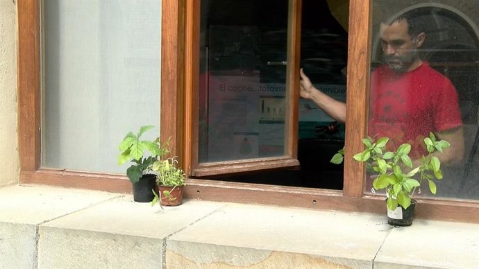 Macetas colocadas en balcones de Pamplona para medir el nivel de contaminación de la ciudad.