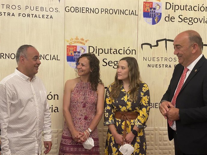 Miguel Ángel de Vicente (D) con los nuevos terapeutas.