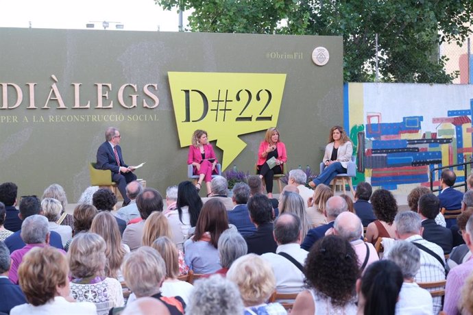 La alcaldesa de L'Hospitalet de Llobregat (Barcelona), Núria Marín, junto a otros ponentes en el marco del encuentro 'Diálogos para la reconstrucción social'.