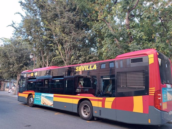 Archivo - Un autobús de Tussam en la Plaza del Duque.