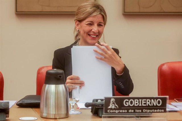 La vicepresidenta segunda del Gobierno y ministra de Trabajo y Economía Social, Yolanda Díaz, a su llegada a la Comisión de Trabajo, Inclusión, Seguridad Social y Migraciones, en el Congreso