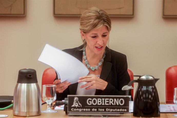 La vicepresidenta segunda del Gobierno y ministra de Trabajo y Economía Social, Yolanda Díaz, a su llegada a la Comisión de Trabajo, Inclusión, Seguridad Social y Migraciones, en el Congreso de los Diputados, a 2 de junio de 2022, en Madrid (España). 