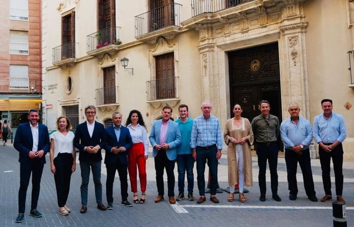 Los responsables del PP, ante la puerta de la CHS