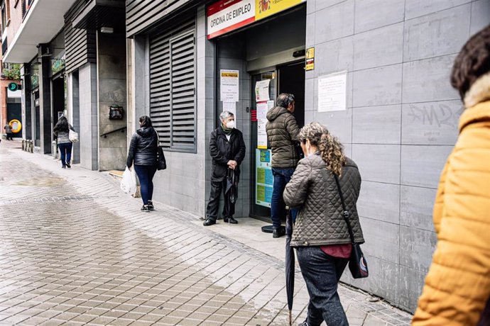 Archivo - Varias personas pasan por la Oficina de Empleo del Paseo de las Acacias