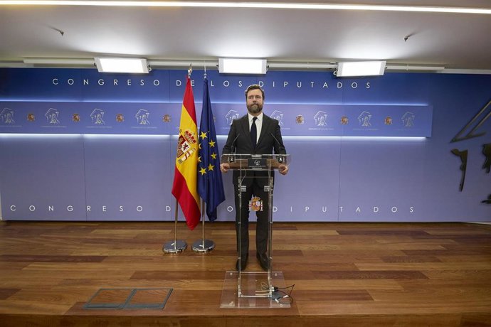 El portavoz parlamentario de Vox, Iván Espinosa de los Monteros, interviene en una rueda de prensa posterior a una Junta de Portavoces, en el Congreso de los Diputados