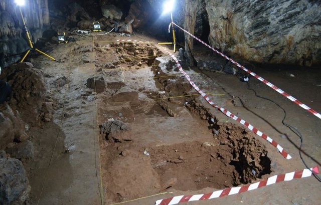 Zona de excavación en la cueva de Ardales