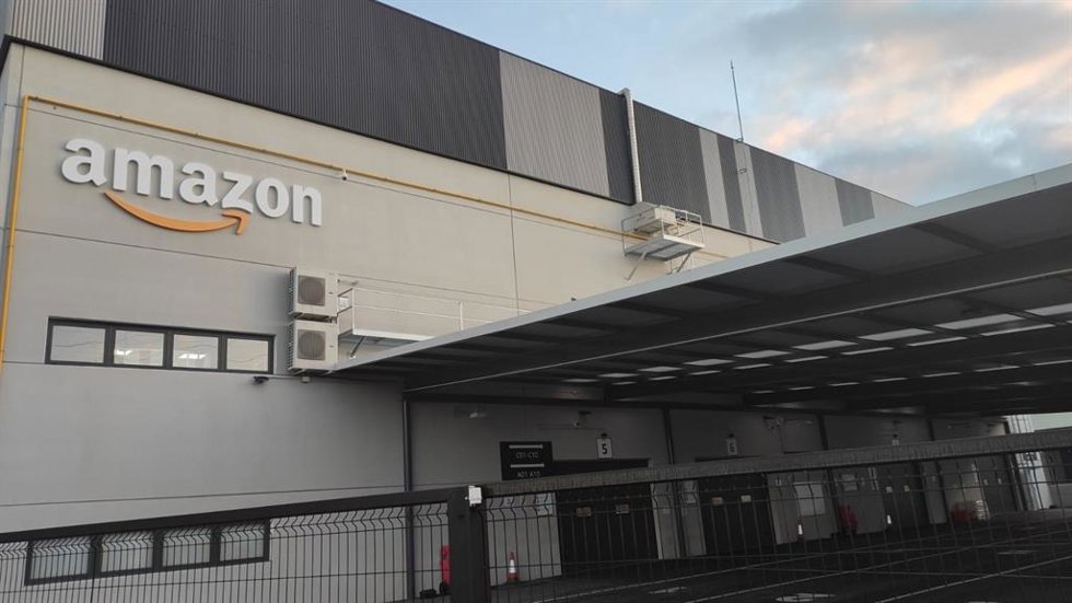 Archivo - Centro logístico de Amazon en Meres (Siero)