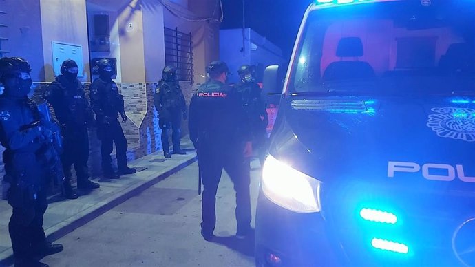 Archivo - Agentes de la Policía Nacional en una operación contra el tráfico de droga en el Campo de Gibraltar