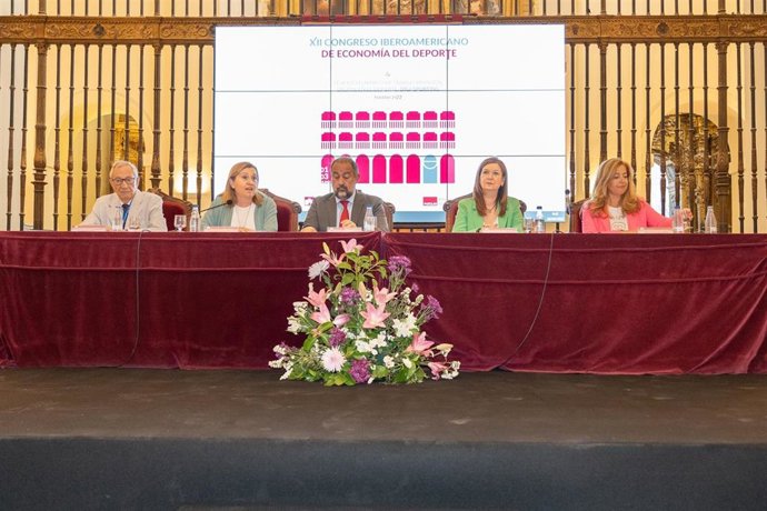 La consejera de Educación, Cultura y Deportes, Rosa Ana Rodríguez, y el rector de la UCLM, Julián Garde, en la inauguración del XII Congreso Iberoamericano de Economía del Deporte.