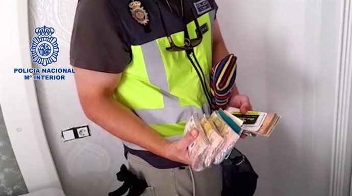 Nota De Prensa: "La Policía Nacional Ha Detenido A Nueve Personas E Incauta Más De Un Kilo De Cocaína En Roca Y 25.000 Euros En Efectivo"