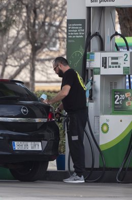 Archivo - Una persona reposta combustible en una gasolinera, a 24 de febrero de 2022, en Madrid (España) El precio de la gasolina y del gasóleo ha conquistado esta semana nuevos récords históricos para ambos carburantes, impulsado por el alza en el prec