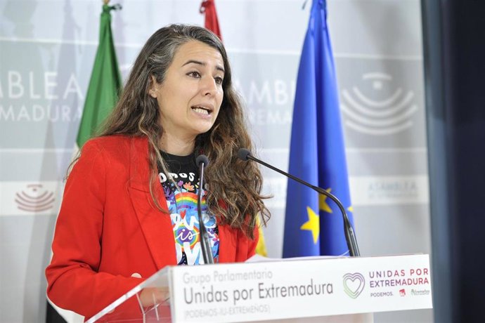 La portavoz de Unidas por Extremadura, Irene de Miguel, en la Asamblea.